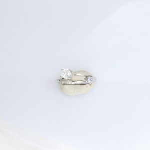 Δακτυλίδι γυναικείο ασημένιο 925 επιροδιομένο. Πέτρες ζιργκόν